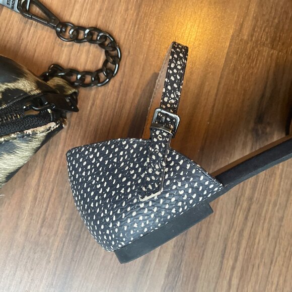 Black flats with strap and spotted heel (Sz 8.5-9) - Atmosphere - Picture 5 of 6